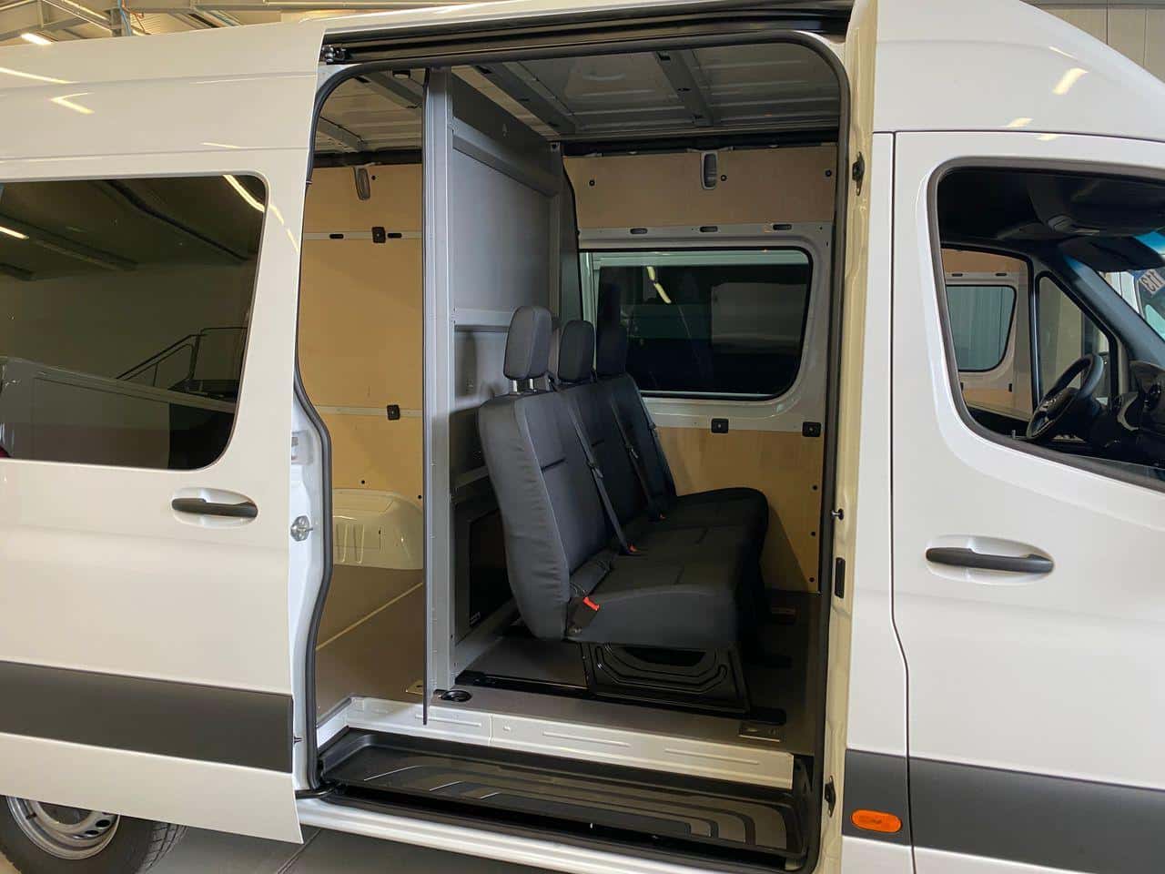 Verstellbare Trennwand nach DIN ISO 27956 für Transporter