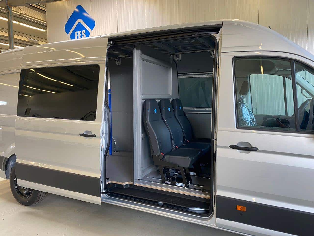 Verstellbare Trennwand nach DIN ISO 27956 für Transporter